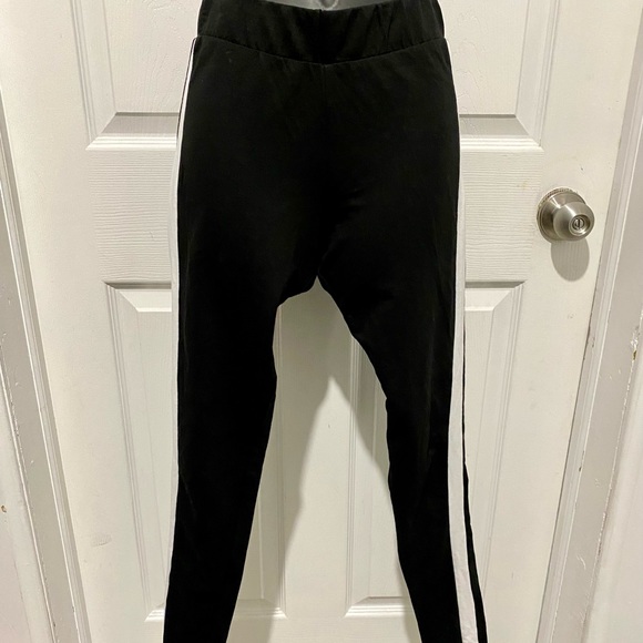 Juniors Black Leggings - Picture 1 of 3